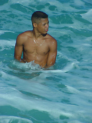 Sporty latino twink rubs his muscled ass outdoors