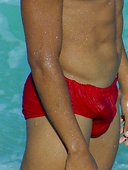 Sporty latino twink rubs his muscled ass outdoors