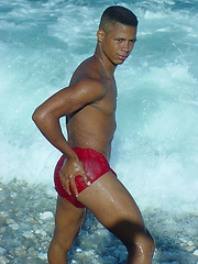 Sporty latino twink rubs his muscled ass outdoors