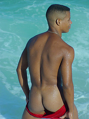 Sporty latino twink rubs his muscled ass outdoors