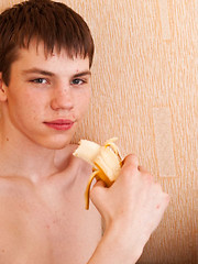 Twink teaser peels a banana and beats his meat